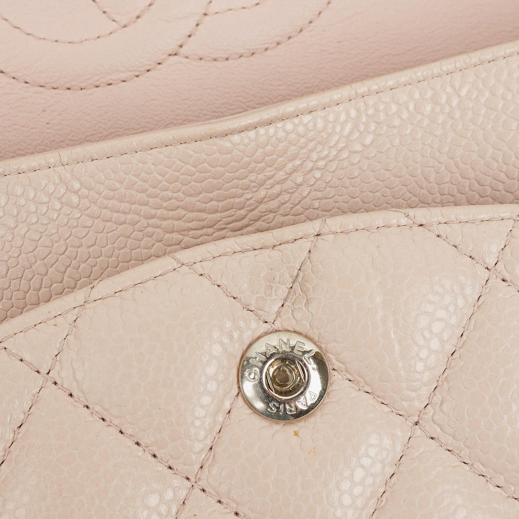 Chanel Mittelgroße Timeless Classic Double Flap Tasche aus elfenbeinfarbenem Caviar gestepptem Lammleder mit silberfarbener Hardware