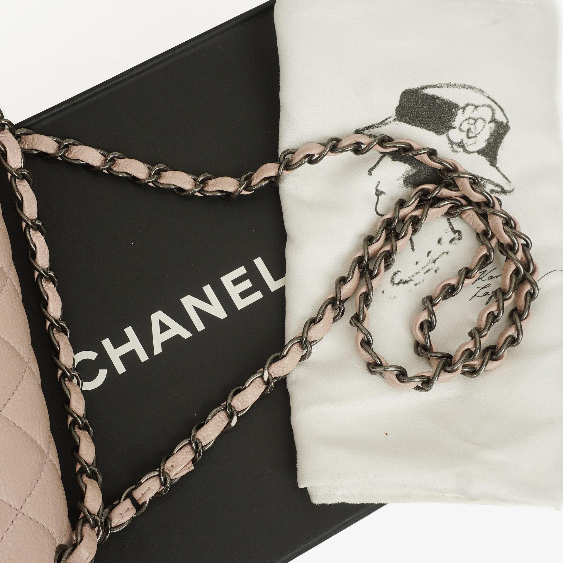 Chanel Mittelgroße Timeless Classic Double Flap Tasche aus elfenbeinfarbenem Caviar gestepptem Lammleder mit silberfarbener Hardware