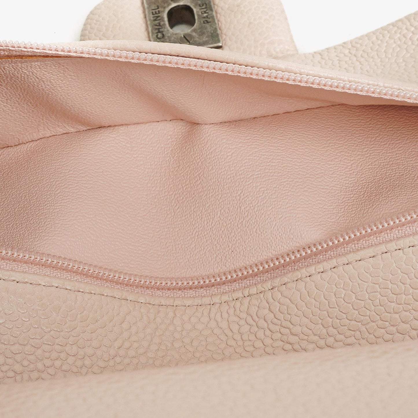 Chanel Mittelgroße Timeless Classic Double Flap Tasche aus elfenbeinfarbenem Caviar gestepptem Lammleder mit silberfarbener Hardware