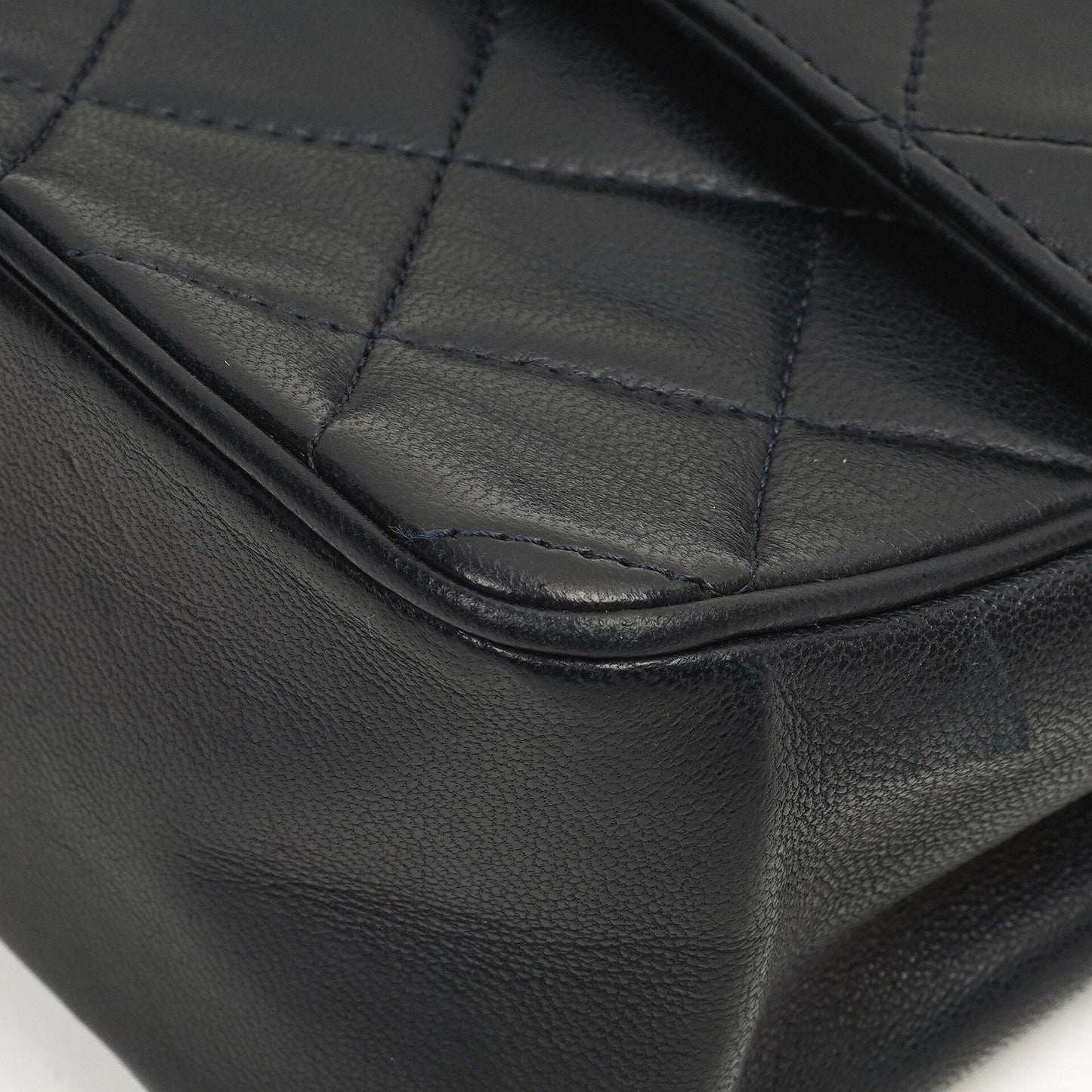 Chanel Vintage Medium Timeless Classic Double Flap Bag Gequiltetes Lammleder Navy mit 24K Vergoldeter Hardware