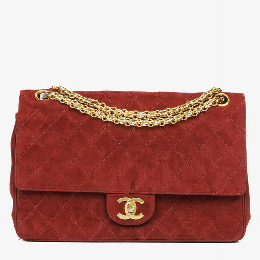 Chanel Vintage Medium Timeless Classic Double Flap Tasche aus burgunderfarbenem Wildleder mit goldfarbener Hardware und Mademoiselle-Kette