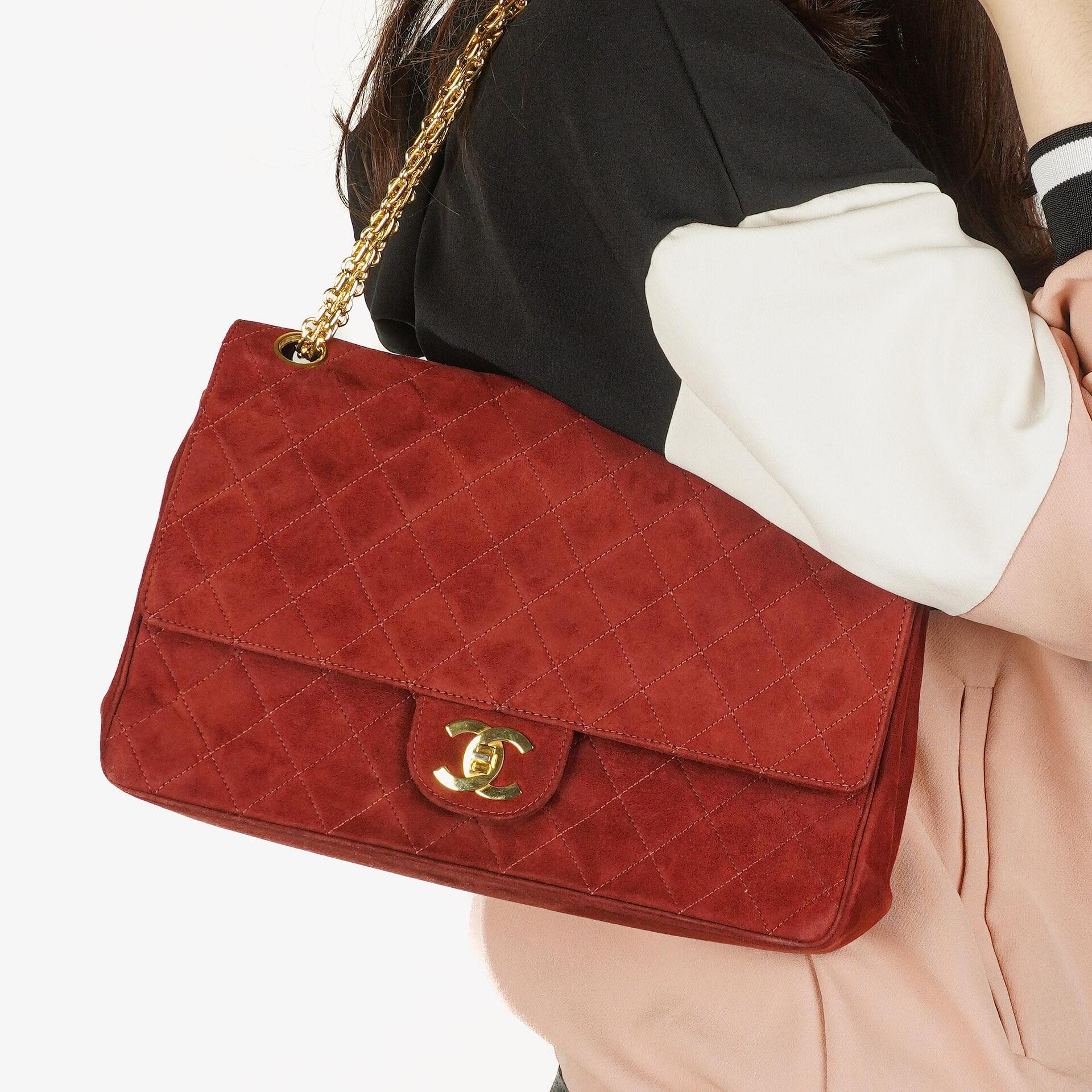 Chanel Vintage Medium Timeless Classic Double Flap Tasche aus burgunderfarbenem Wildleder mit goldfarbener Hardware und Mademoiselle-Kette