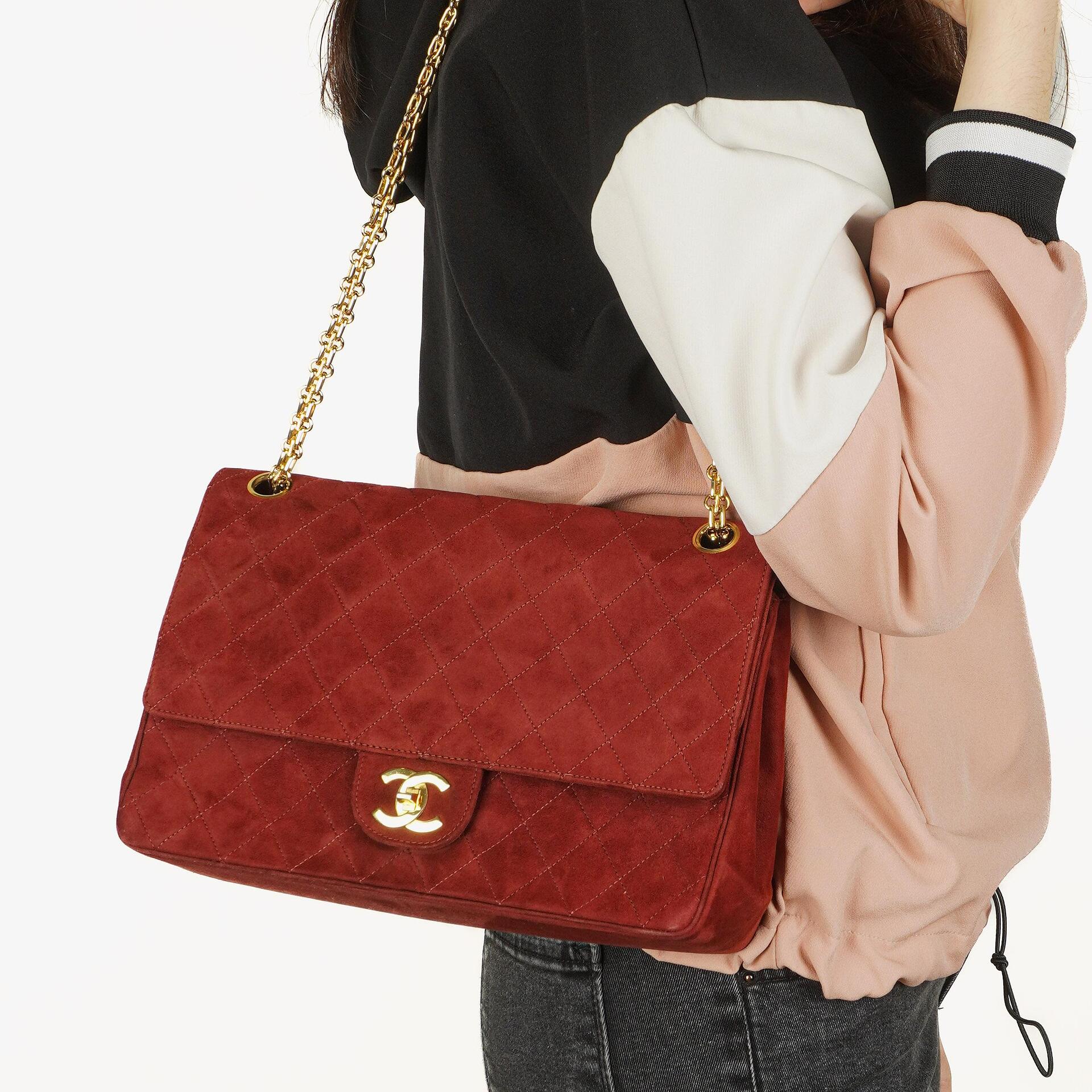 Chanel Vintage Medium Timeless Classic Double Flap Tasche aus burgunderfarbenem Wildleder mit goldfarbener Hardware und Mademoiselle-Kette
