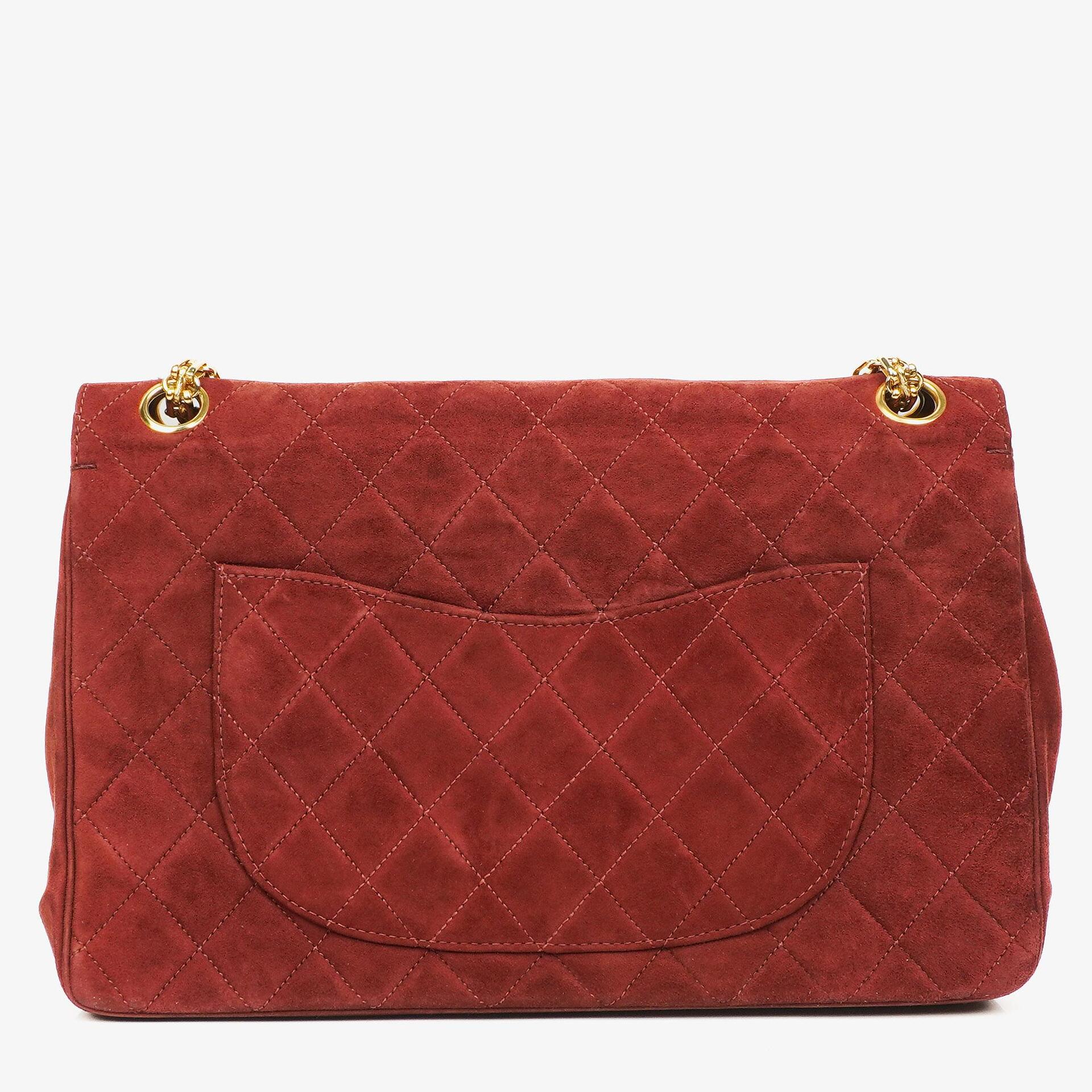 Chanel Vintage Medium Timeless Classic Double Flap Tasche aus burgunderfarbenem Wildleder mit goldfarbener Hardware und Mademoiselle-Kette