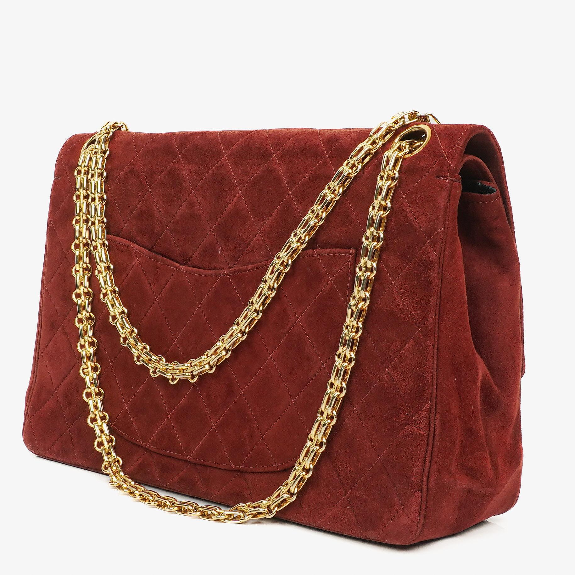Chanel Vintage Medium Timeless Classic Double Flap Tasche aus burgunderfarbenem Wildleder mit goldfarbener Hardware und Mademoiselle-Kette