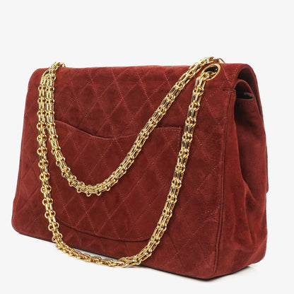 Chanel Vintage Medium Timeless Classic Double Flap Tasche aus burgunderfarbenem Wildleder mit goldfarbener Hardware und Mademoiselle-Kette