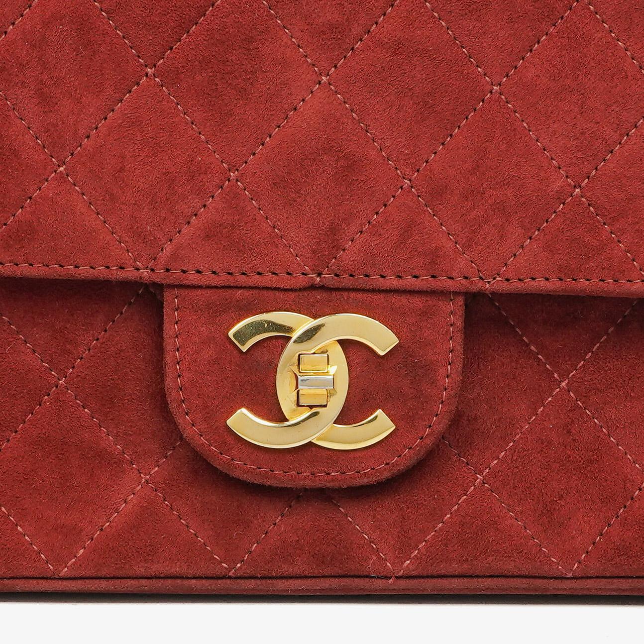 Chanel Vintage Medium Timeless Classic Double Flap Tasche aus burgunderfarbenem Wildleder mit goldfarbener Hardware und Mademoiselle-Kette