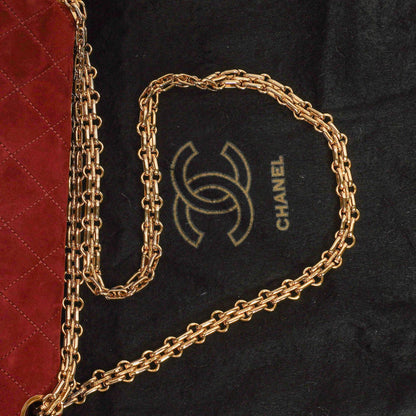 Chanel Vintage Medium Timeless Classic Double Flap Tasche aus burgunderfarbenem Wildleder mit goldfarbener Hardware und Mademoiselle-Kette