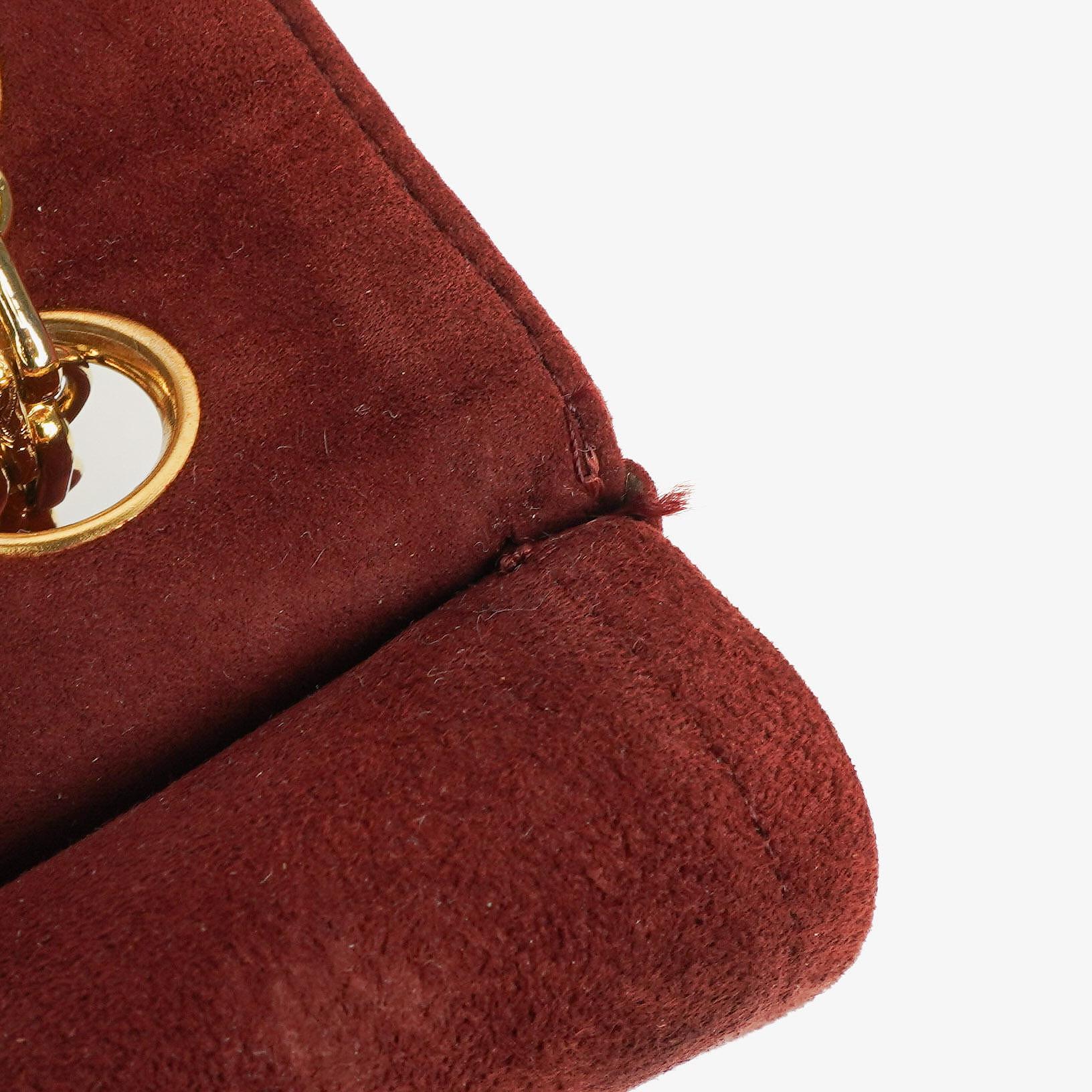 Chanel Vintage Medium Timeless Classic Double Flap Tasche aus burgunderfarbenem Wildleder mit goldfarbener Hardware und Mademoiselle-Kette