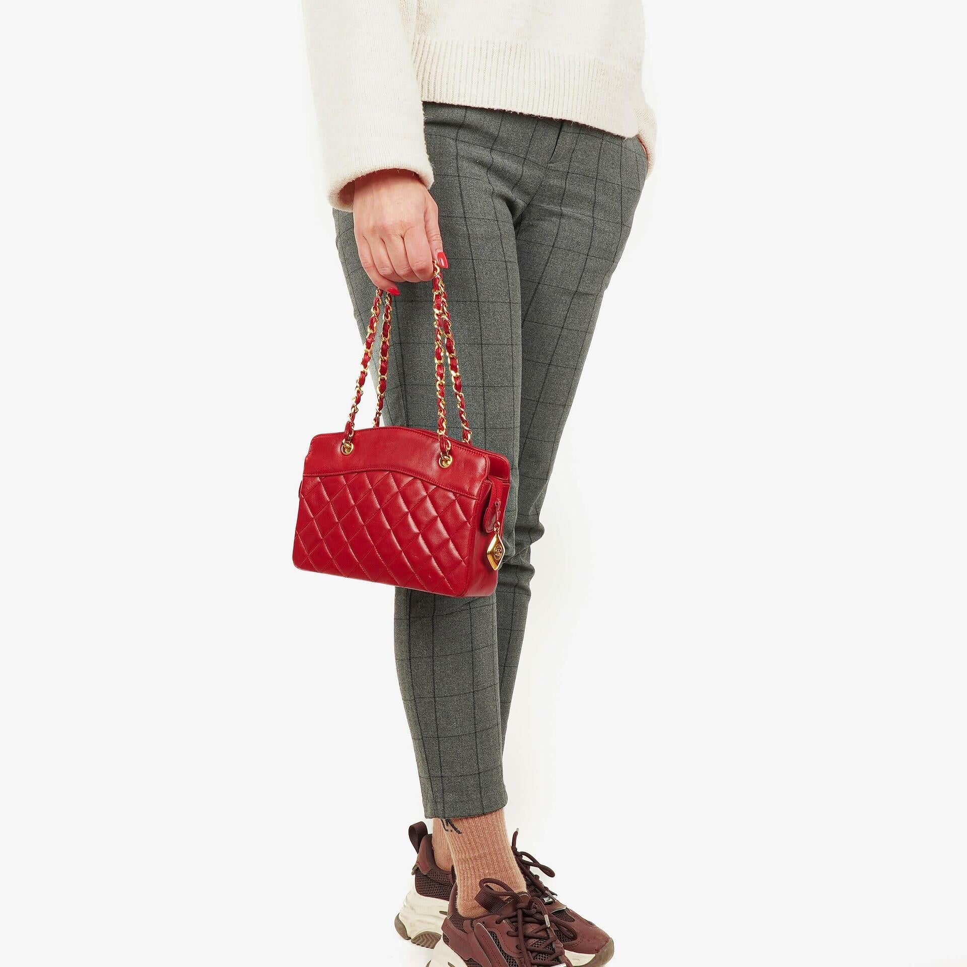 Chanel Vintage Mini Chain Tote Bag aus rotem gestepptem Lammleder