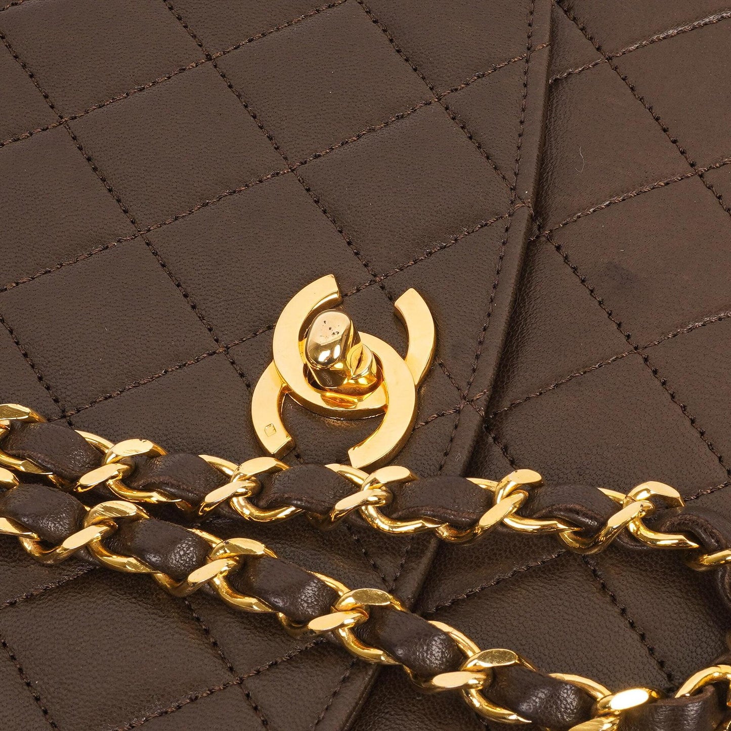 Chanel Vintage Round Flap Bag aus braunem gestepptem Lammleder mit 24K goldplattierter Hardware