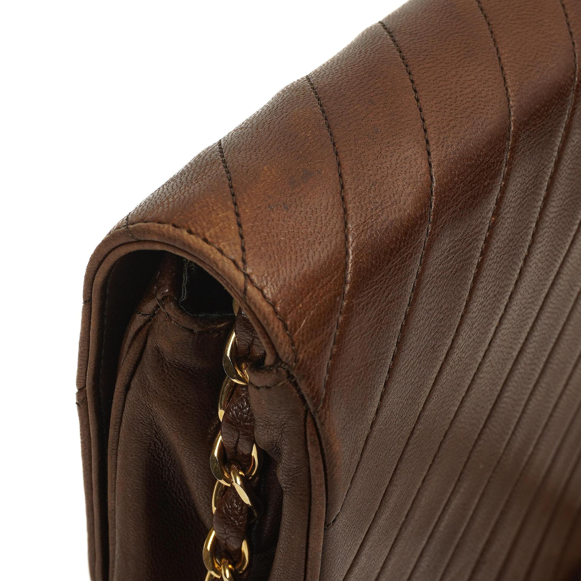 Chanel Mittlere Klassische Einzelklappen Tasche Braune Chevron Gequiltete Lammleder 24K Goldbeschichtetes Zubehör