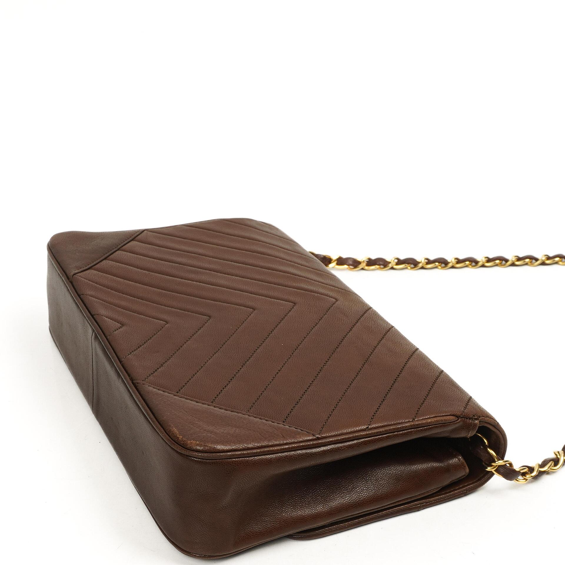 Chanel Mittlere Klassische Einzelklappen Tasche Braune Chevron Gequiltete Lammleder 24K Goldbeschichtetes Zubehör