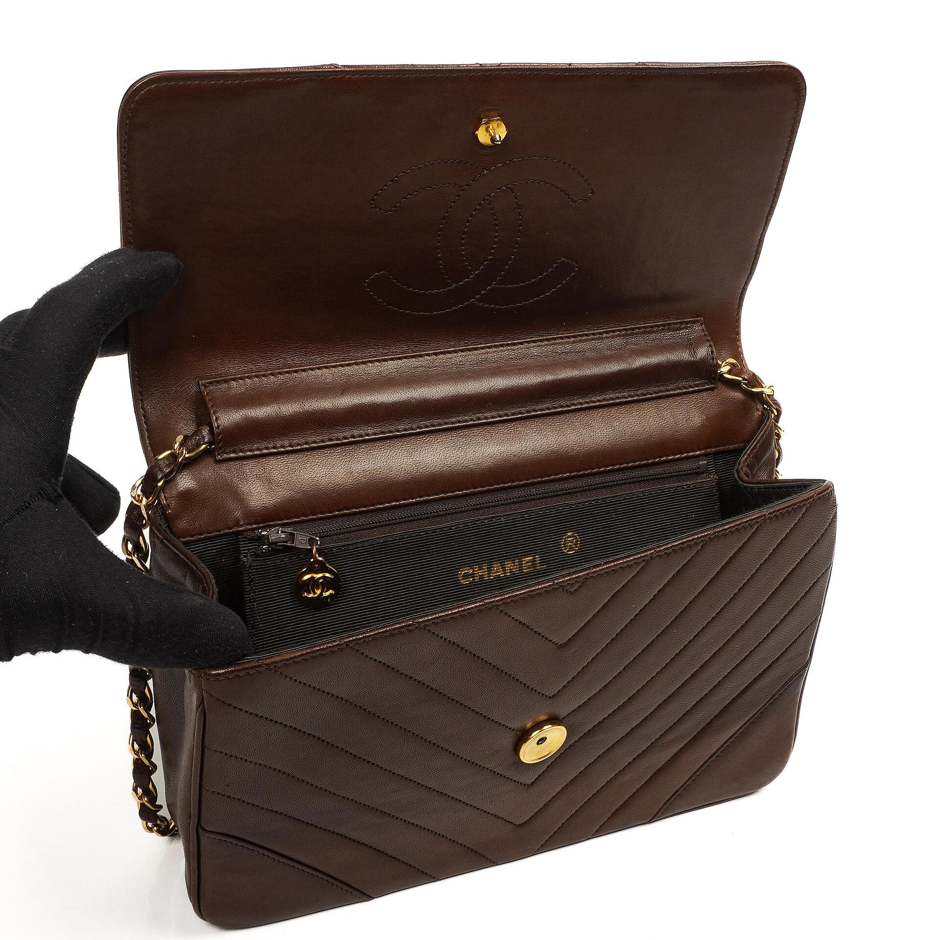Chanel Mittlere Klassische Einzelklappen Tasche Braune Chevron Gequiltete Lammleder 24K Goldbeschichtetes Zubehör