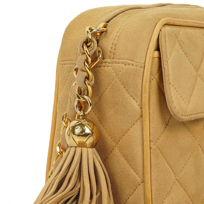 Chanel Vintage Small Camera Tassel Bag aus goldfarbenem gestepptem Wildleder mit CC Logo Fronttasche