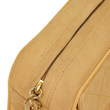 Chanel Vintage Small Camera Tassel Bag aus goldfarbenem gestepptem Wildleder mit CC Logo Fronttasche
