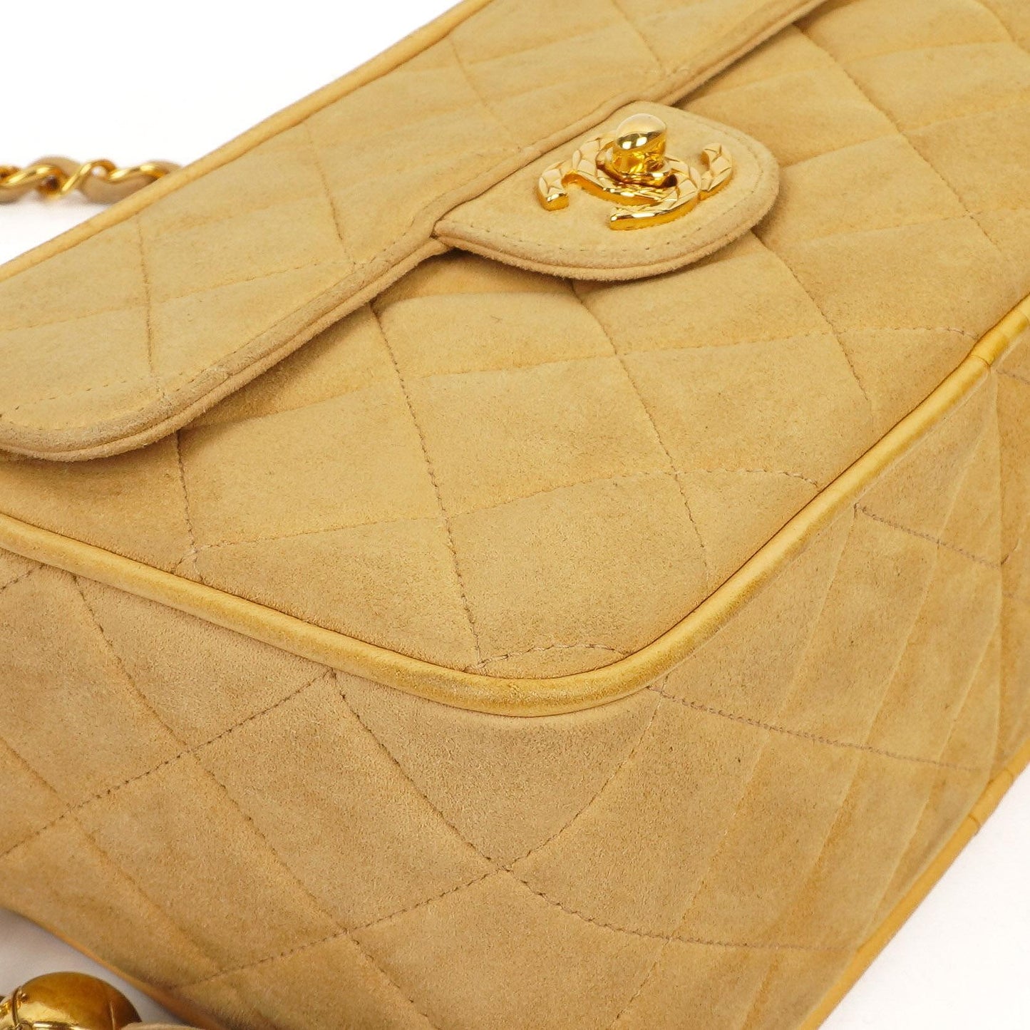 Chanel Vintage Small Camera Tassel Bag aus goldfarbenem gestepptem Wildleder mit CC Logo Fronttasche