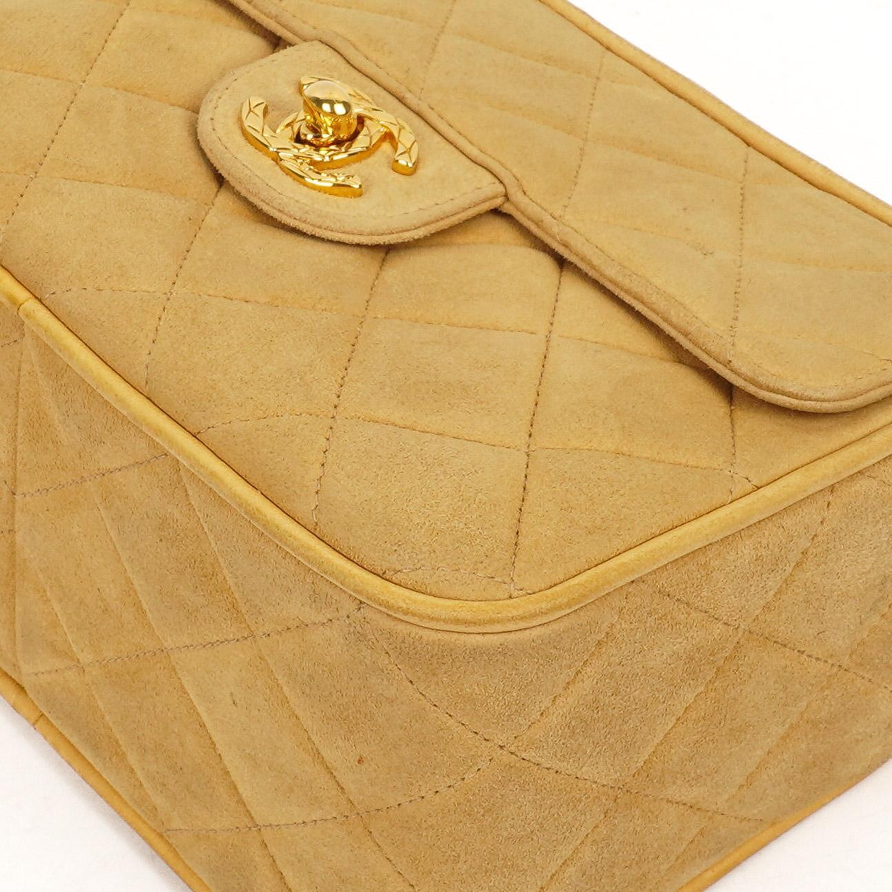 Chanel Vintage Small Camera Tassel Bag aus goldfarbenem gestepptem Wildleder mit CC Logo Fronttasche