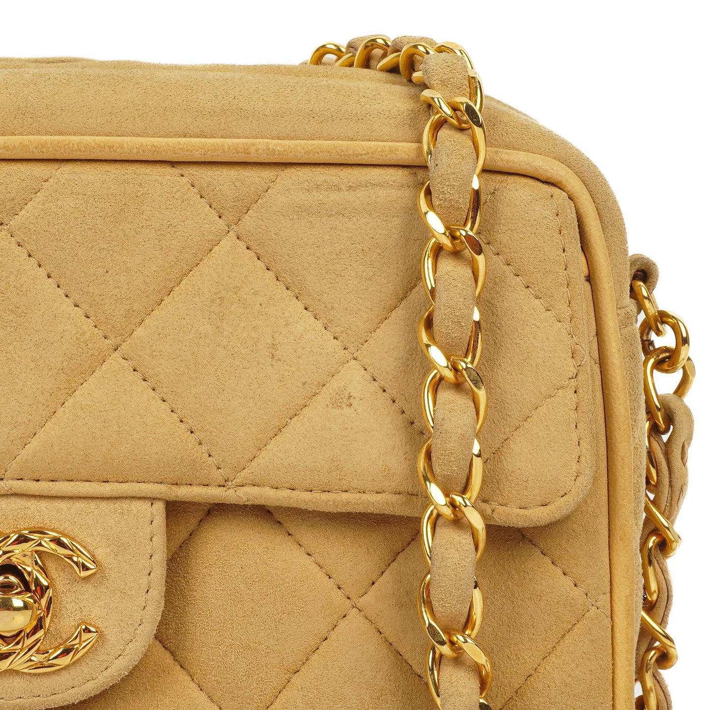 Chanel Vintage Small Camera Tassel Bag aus goldfarbenem gestepptem Wildleder mit CC Logo Fronttasche