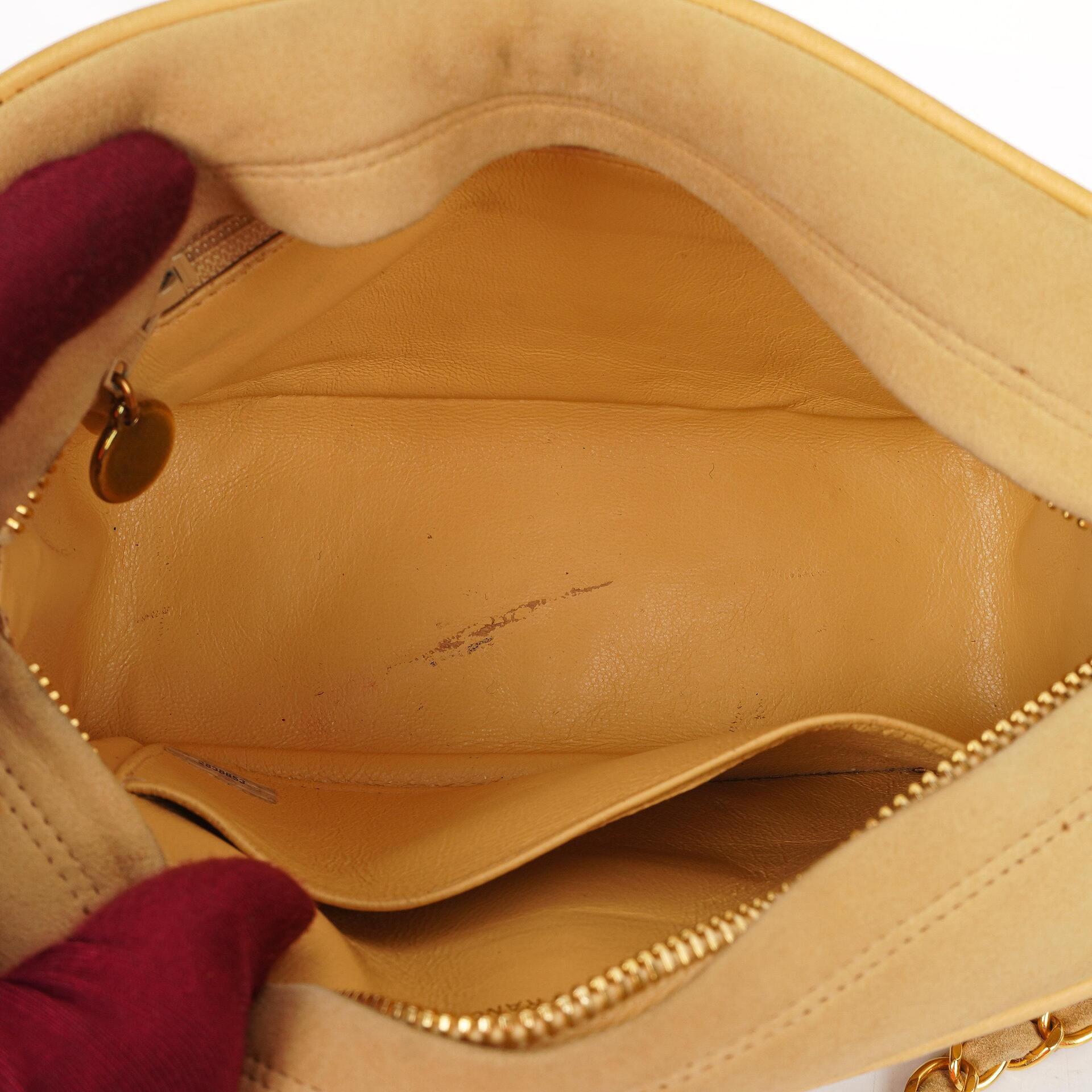Chanel Vintage Small Camera Tassel Bag aus goldfarbenem gestepptem Wildleder mit CC Logo Fronttasche