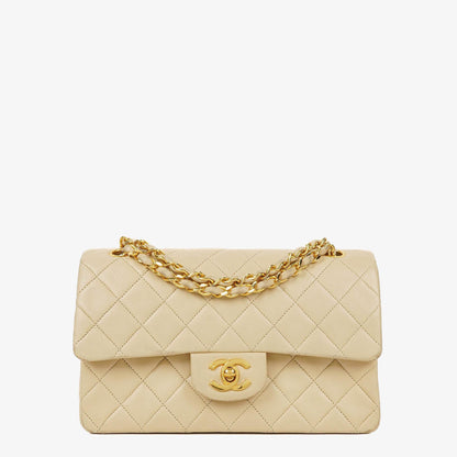 Chanel Vintage Small Classic Double Flap Tasche aus beigem gestepptem Lammleder mit 24K vergoldeter Hardware