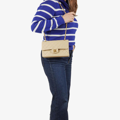 Chanel Vintage Small Classic Double Flap Tasche aus beigem gestepptem Lammleder mit 24K vergoldeter Hardware