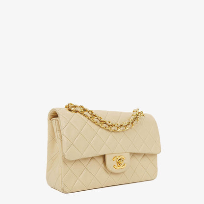Chanel Vintage Small Classic Double Flap Tasche aus beigem gestepptem Lammleder mit 24K vergoldeter Hardware