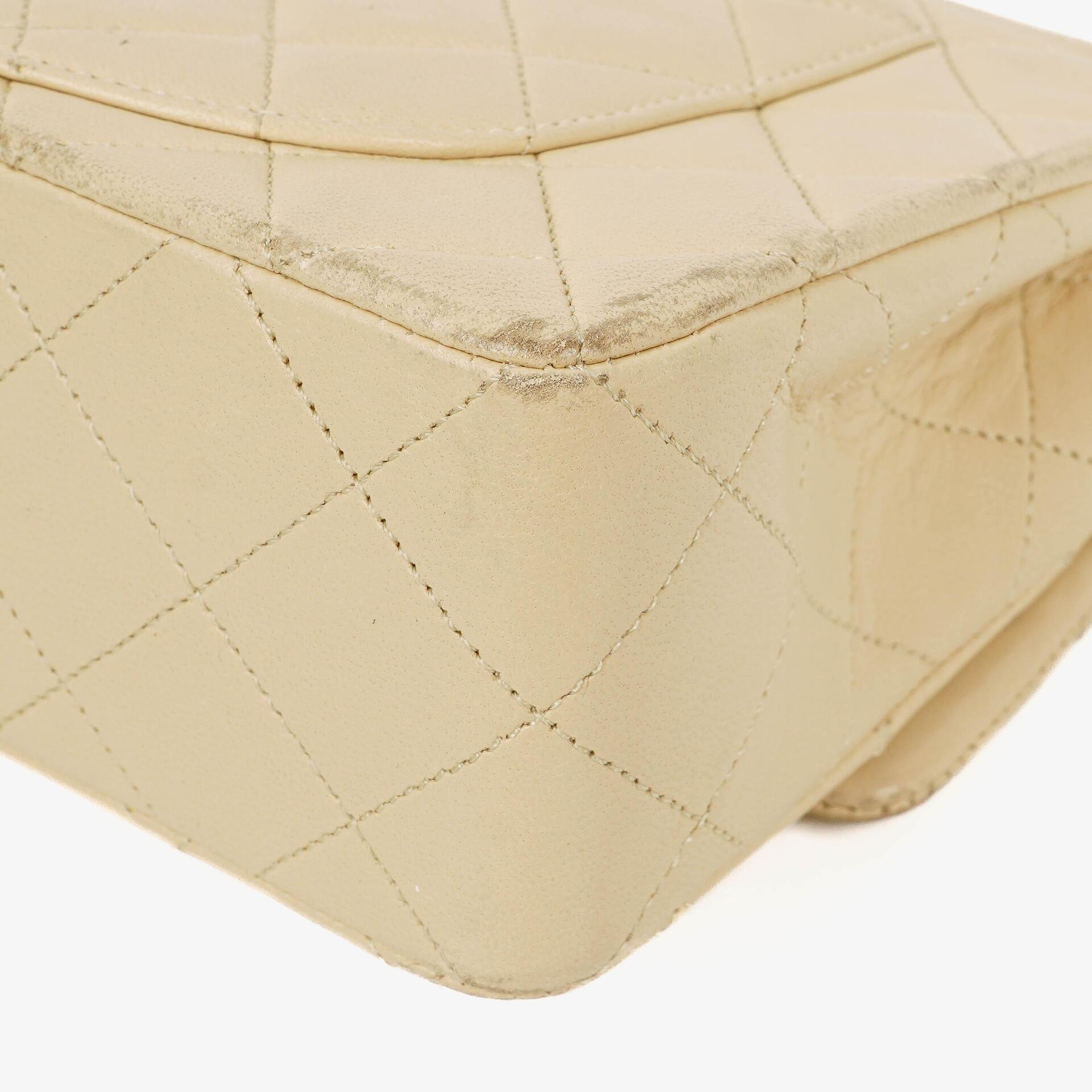 Chanel Vintage Small Classic Double Flap Tasche aus beigem gestepptem Lammleder mit 24K vergoldeter Hardware