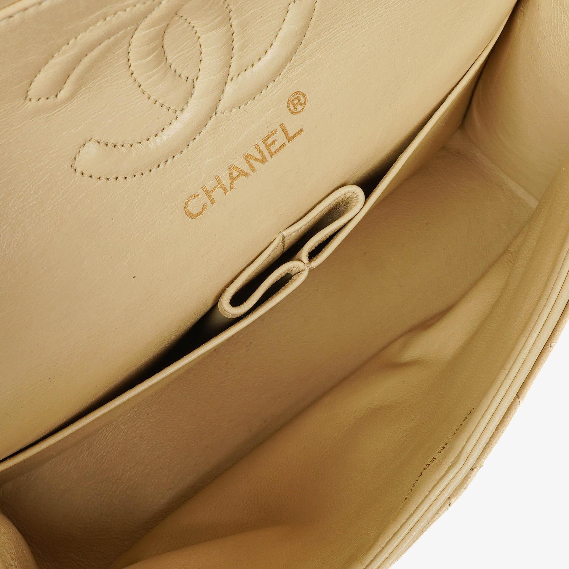 Chanel Vintage Small Classic Double Flap Tasche aus beigem gestepptem Lammleder mit 24K vergoldeter Hardware