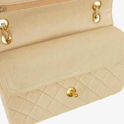 Chanel Vintage Small Classic Double Flap Tasche aus beigem gestepptem Lammleder mit 24K vergoldeter Hardware