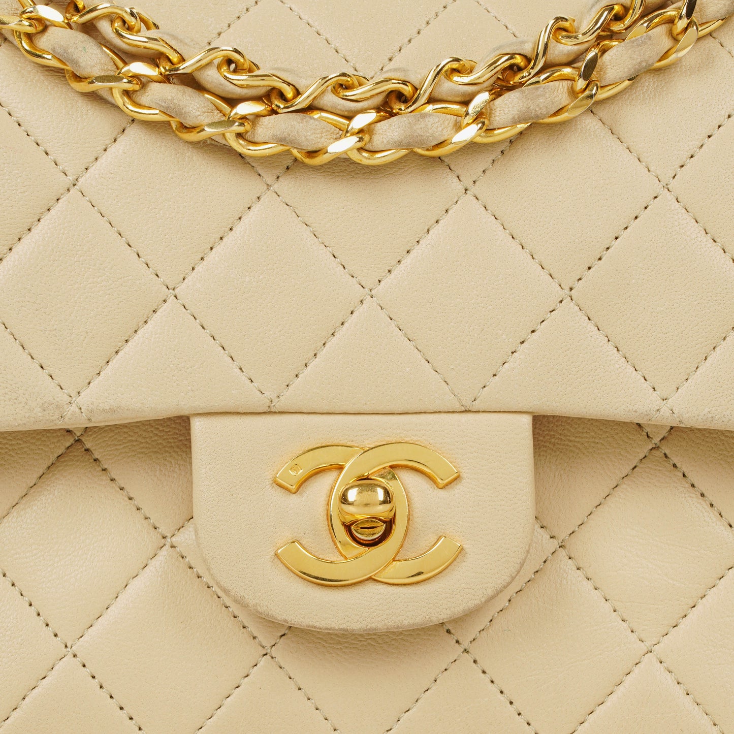 Chanel Vintage Small Classic Double Flap Tasche aus beigem gestepptem Lammleder mit 24K vergoldeter Hardware