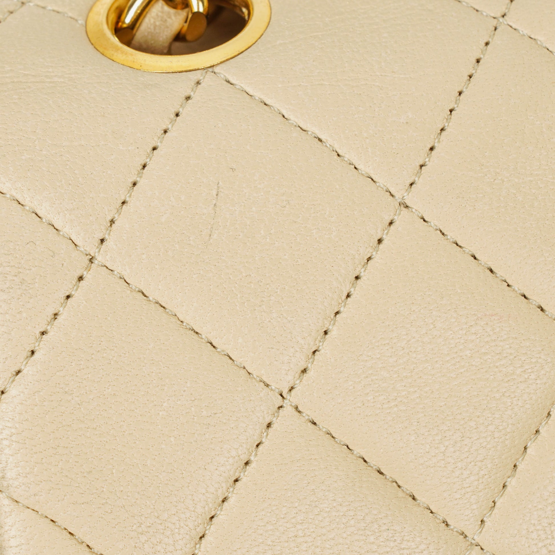 Chanel Vintage Small Classic Double Flap Tasche aus beigem gestepptem Lammleder mit 24K vergoldeter Hardware