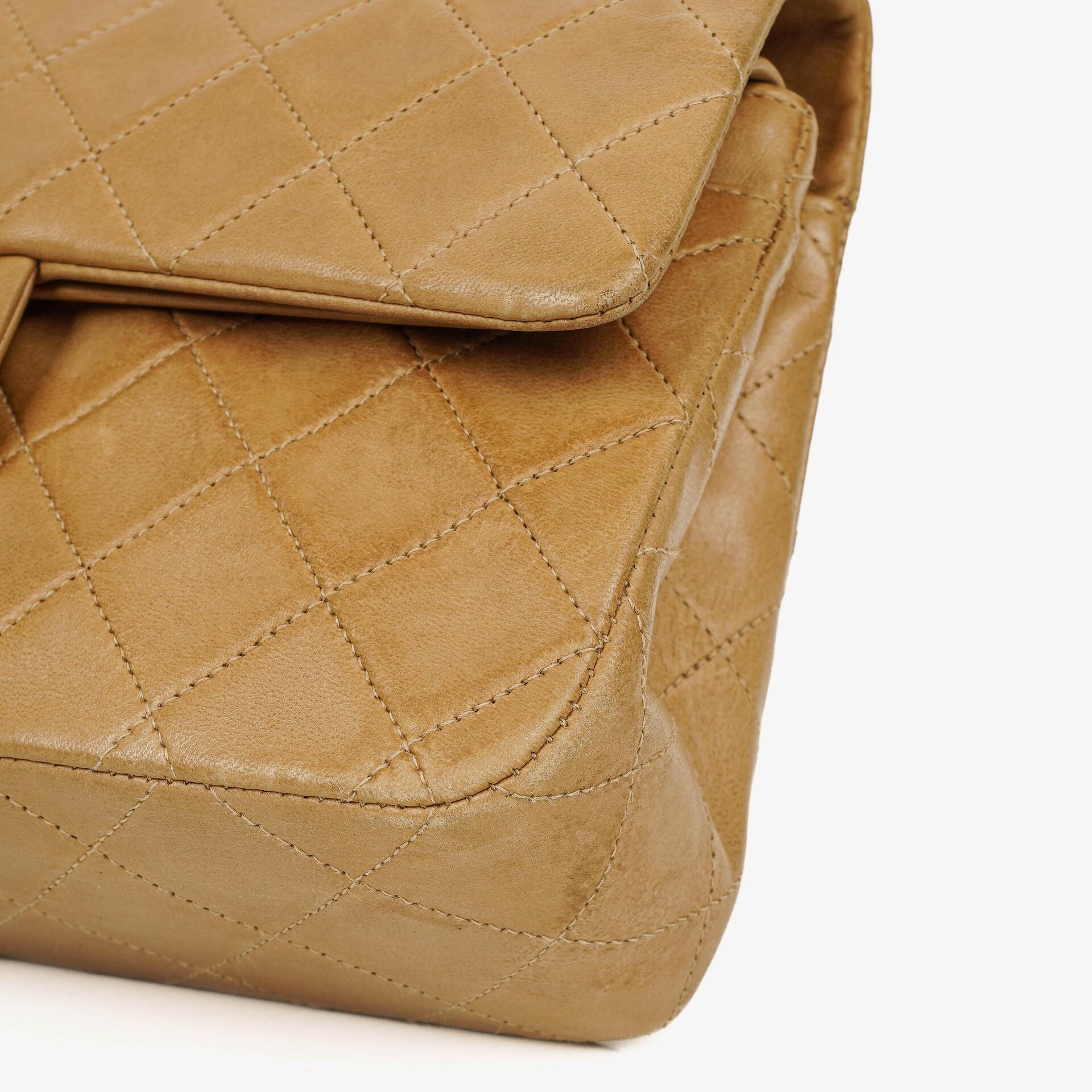 Chanel Vintage Small Classic Double Flap Tasche aus beigem gestepptem Leder mit 24K vergoldeten Beschlägen
