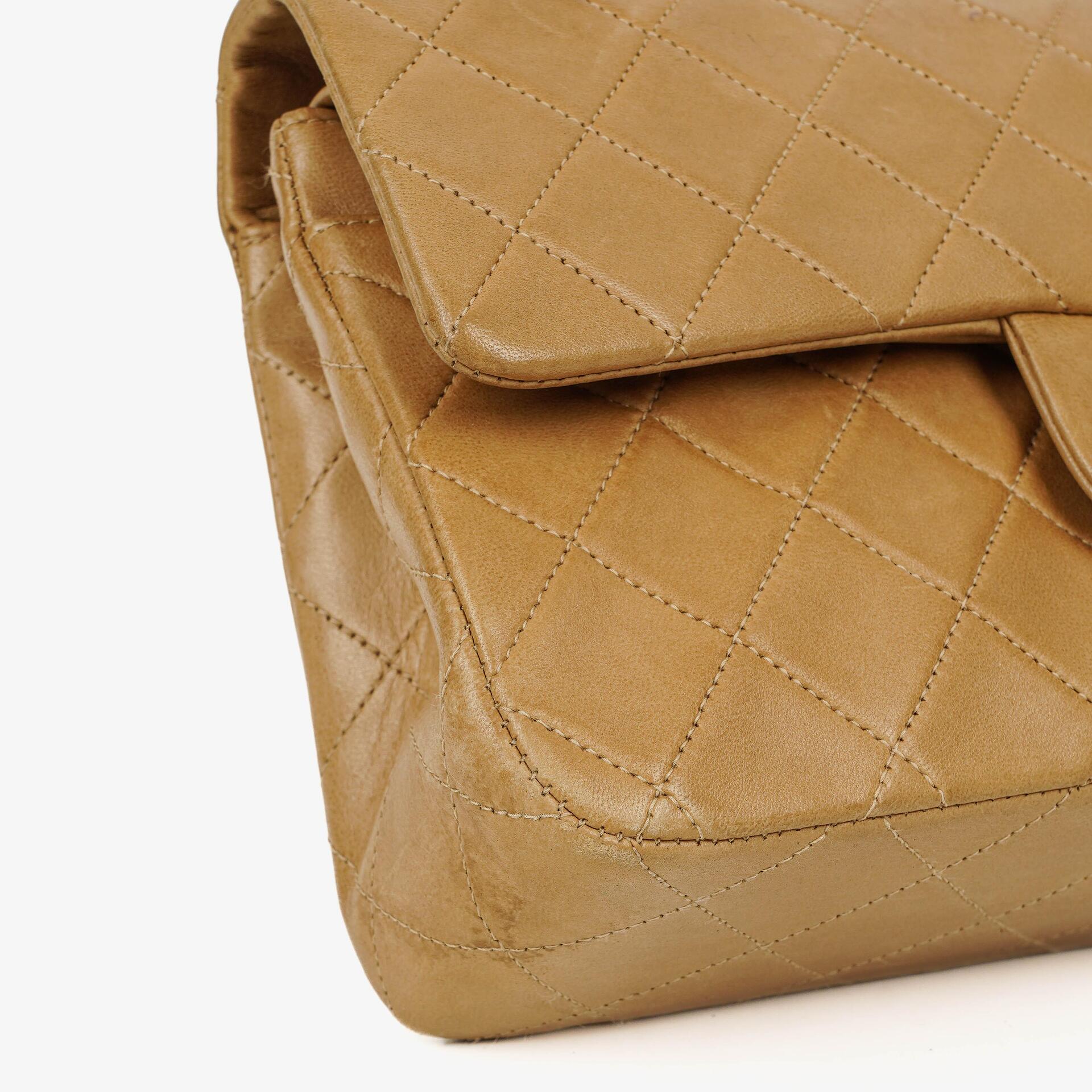 Chanel Vintage Small Classic Double Flap Tasche aus beigem gestepptem Leder mit 24K vergoldeten Beschlägen