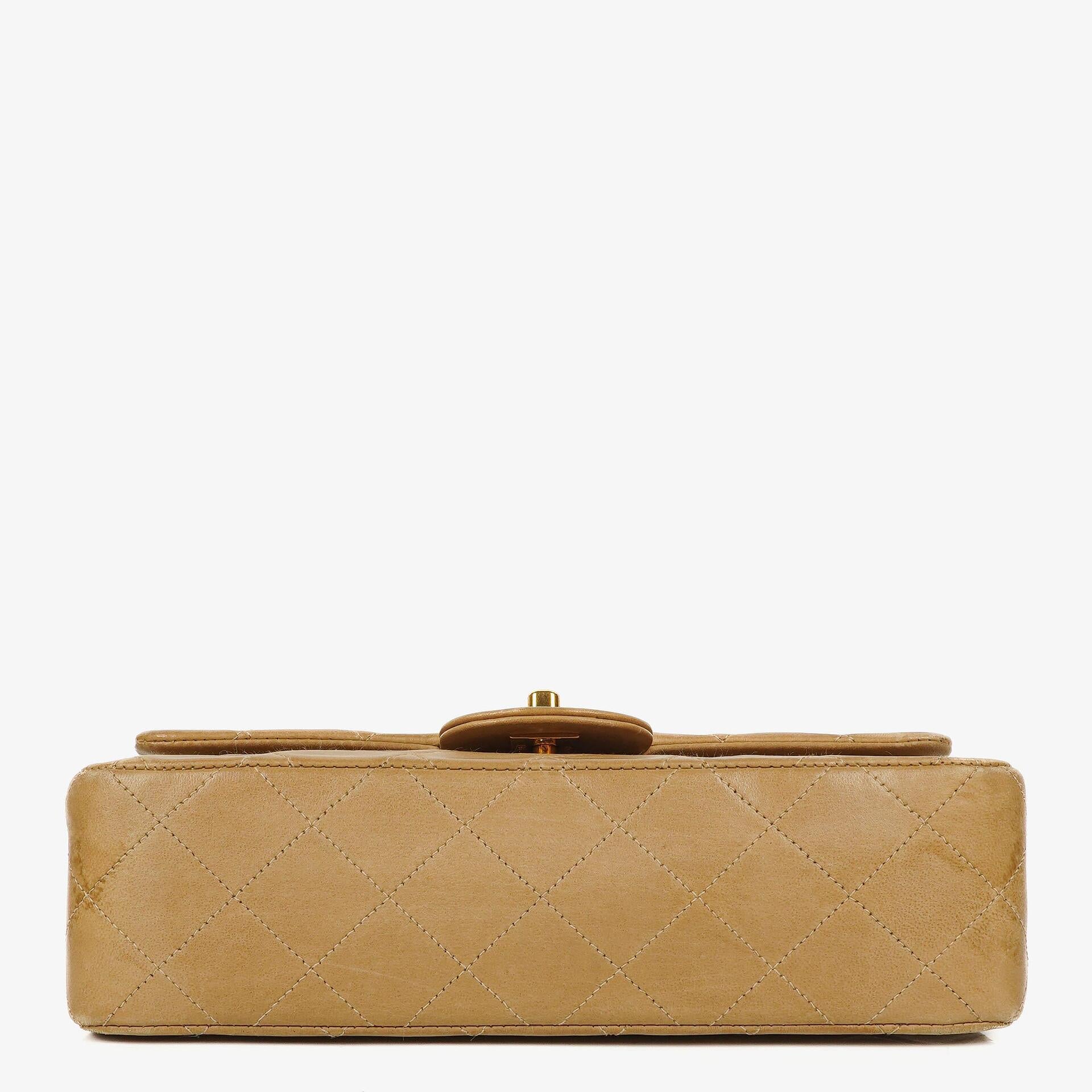 Chanel Vintage Small Classic Double Flap Tasche aus beigem gestepptem Leder mit 24K vergoldeten Beschlägen