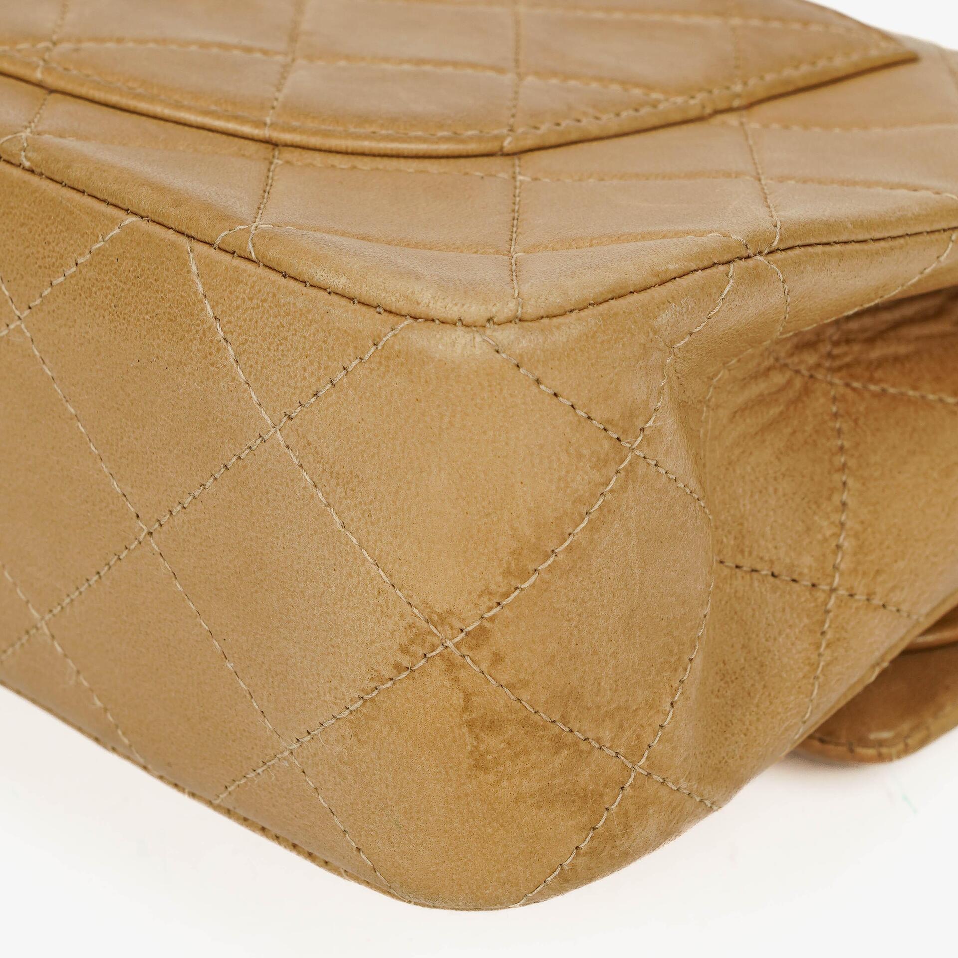 Chanel Vintage Small Classic Double Flap Tasche aus beigem gestepptem Leder mit 24K vergoldeten Beschlägen