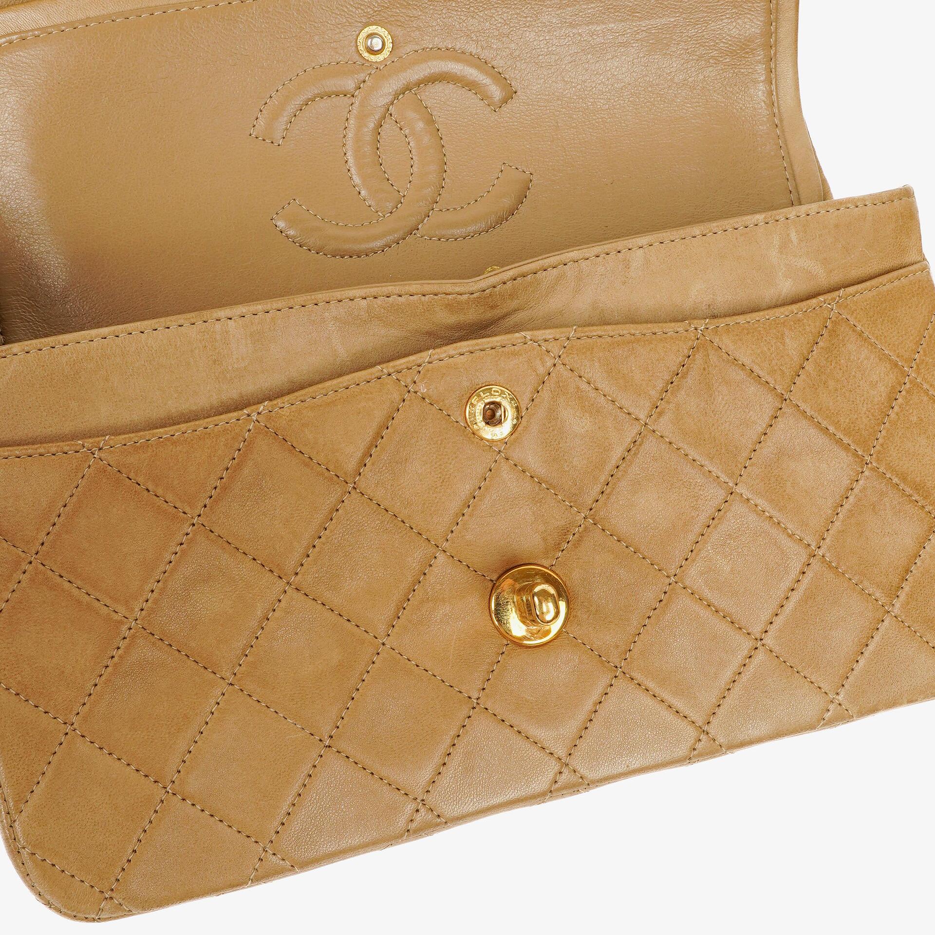 Chanel Vintage Small Classic Double Flap Tasche aus beigem gestepptem Leder mit 24K vergoldeten Beschlägen