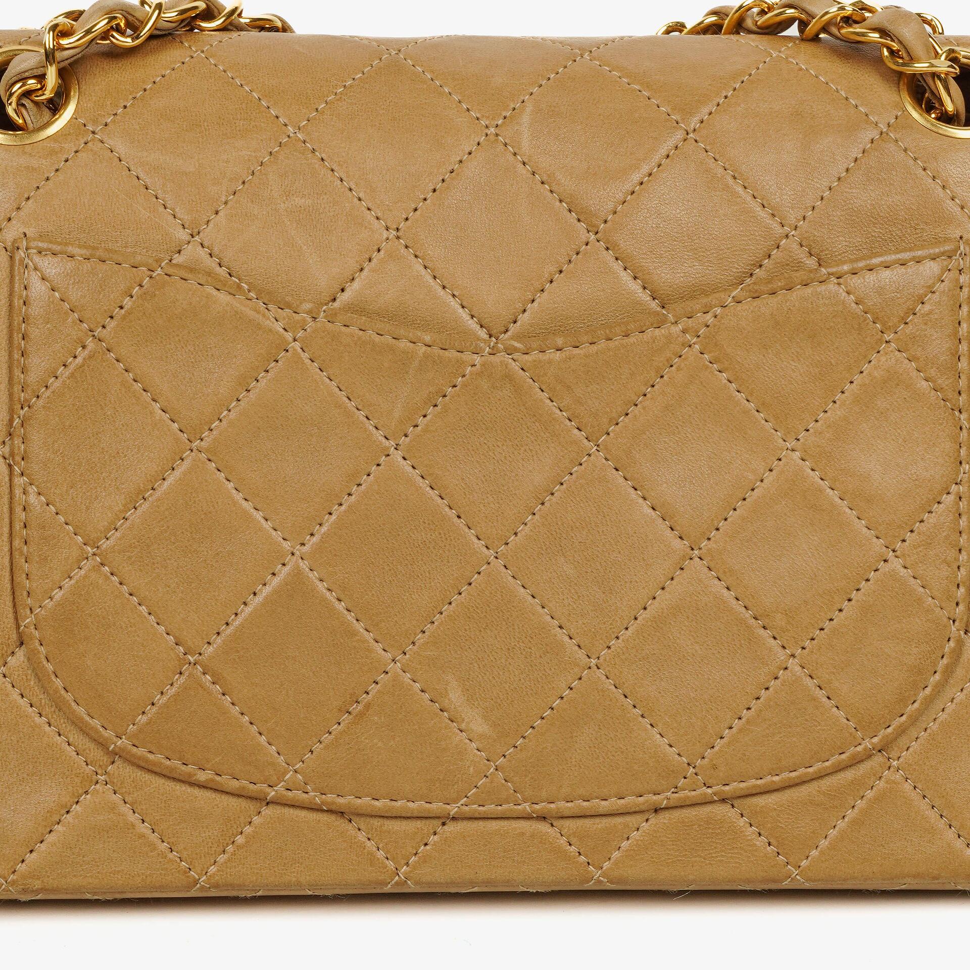 Chanel Vintage Small Classic Double Flap Tasche aus beigem gestepptem Leder mit 24K vergoldeten Beschlägen
