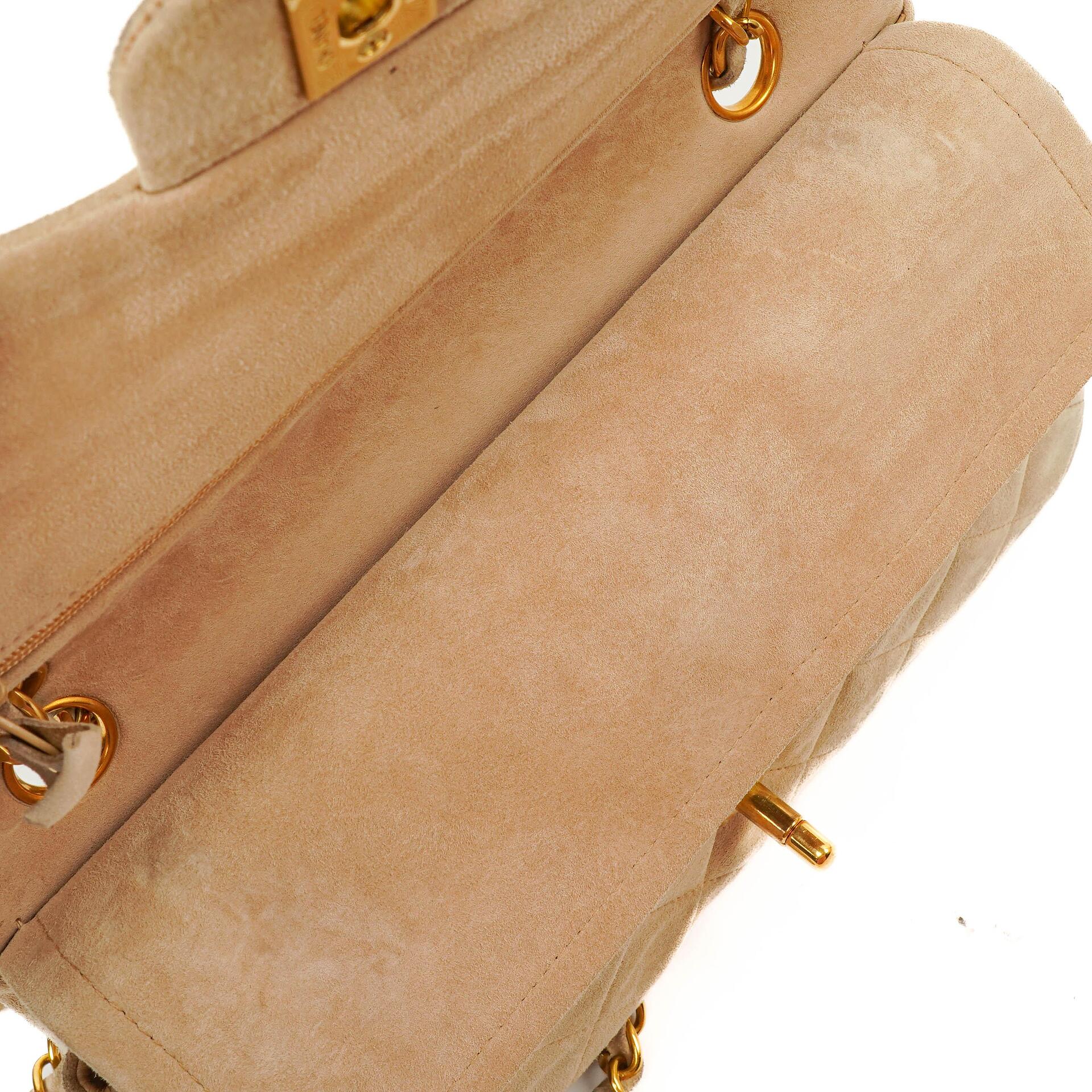 Chanel Vintage Kleine Klassische Double Flap Tasche Beige Wildleder 24K Vergoldete Beschläge, 1986-1988