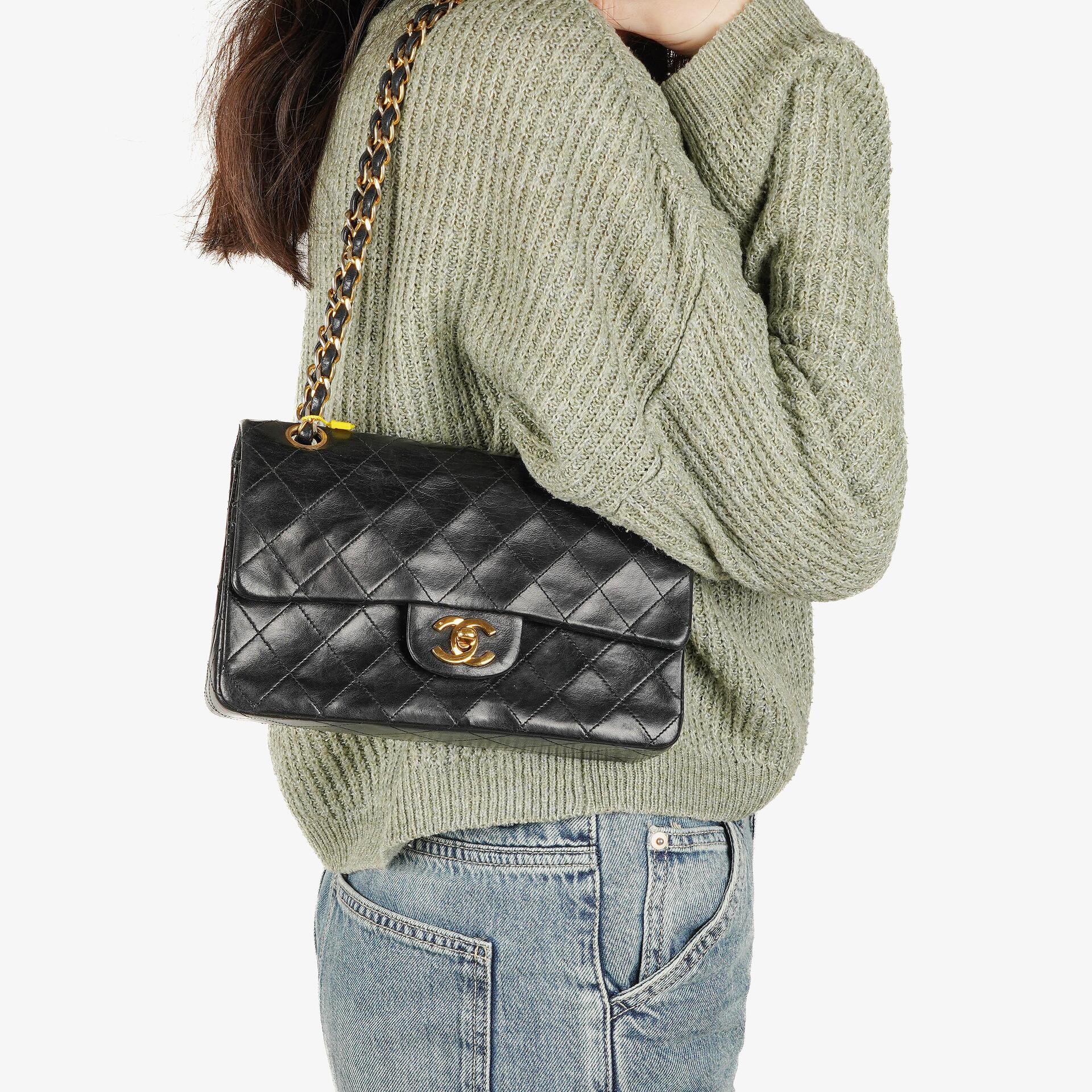 Chanel Vintage Kleine Classic Double Flap Tasche aus schwarzem gestepptem Lammleder mit 24K vergoldeten Beschlägen