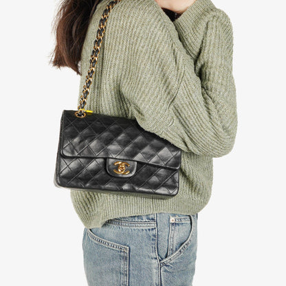 Chanel Vintage Kleine Classic Double Flap Tasche aus schwarzem gestepptem Lammleder mit 24K vergoldeten Beschlägen
