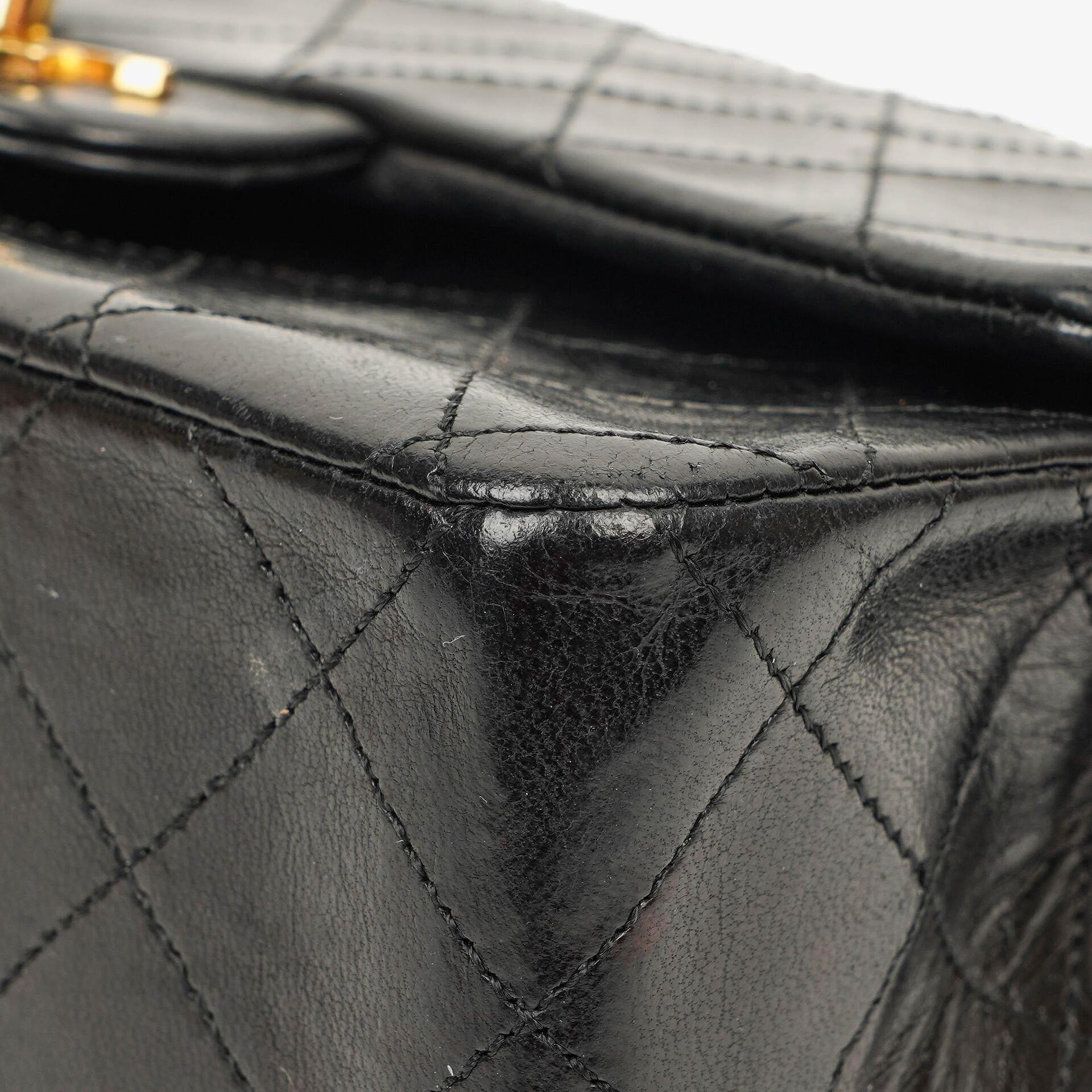 Chanel Vintage Kleine Classic Double Flap Tasche aus schwarzem gestepptem Lammleder mit 24K vergoldeten Beschlägen