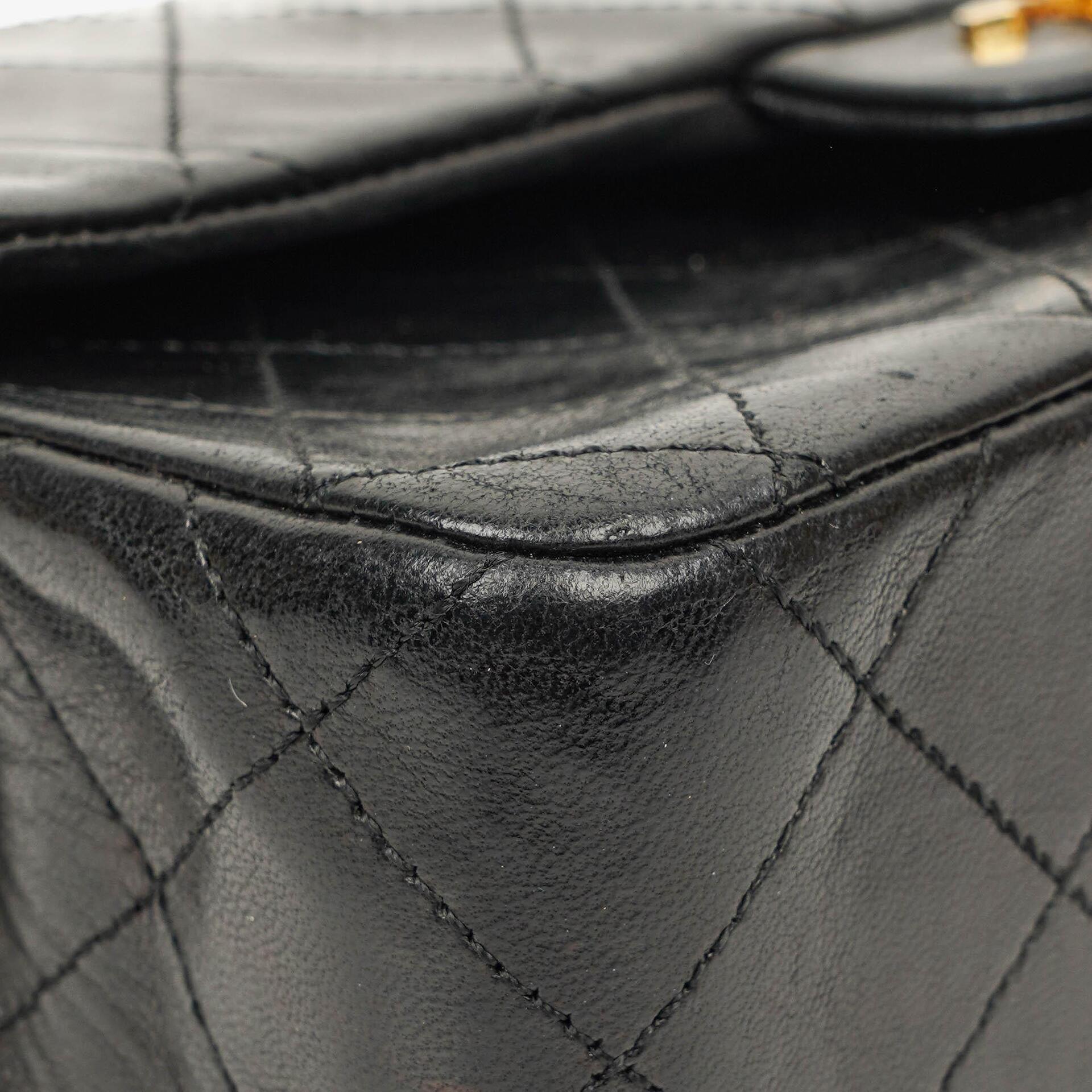 Chanel Vintage Kleine Classic Double Flap Tasche aus schwarzem gestepptem Lammleder mit 24K vergoldeten Beschlägen