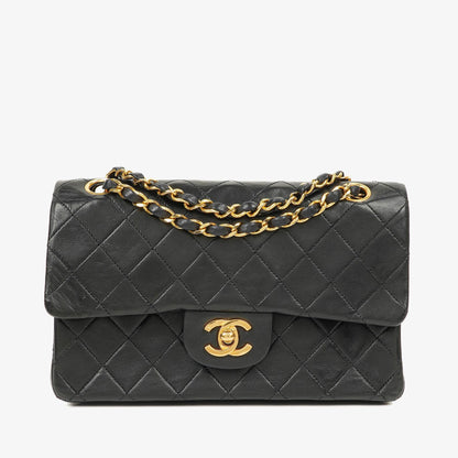 Chanel Vintage Kleine Classic Double Flap Tasche aus schwarzem gestepptem Lammleder mit 24K-vergoldeter Hardware