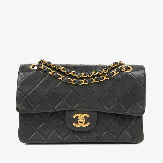 Chanel Vintage Kleine Classic Double Flap Tasche aus schwarzem gestepptem Lammleder mit 24K-vergoldeter Hardware