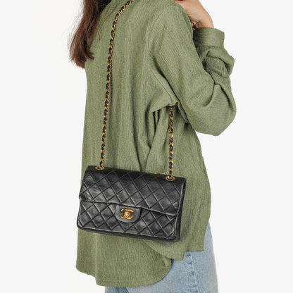 Chanel Vintage Kleine Classic Double Flap Tasche aus schwarzem gestepptem Lammleder mit 24K-vergoldeter Hardware