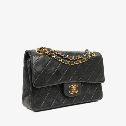 Chanel Vintage Kleine Classic Double Flap Tasche aus schwarzem gestepptem Lammleder mit 24K-vergoldeter Hardware