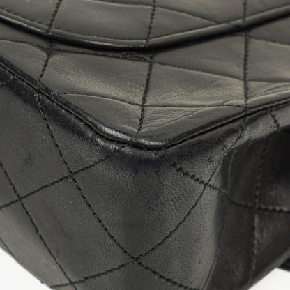 Chanel Vintage Kleine Classic Double Flap Tasche aus schwarzem gestepptem Lammleder mit 24K-vergoldeter Hardware