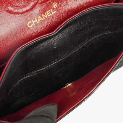 Chanel Vintage Kleine Classic Double Flap Tasche aus schwarzem gestepptem Lammleder mit 24K-vergoldeter Hardware