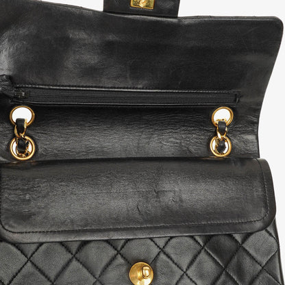 Chanel Vintage Kleine Classic Double Flap Tasche aus schwarzem gestepptem Lammleder mit 24K-vergoldeter Hardware